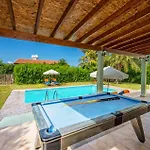 Villa Iriss By *